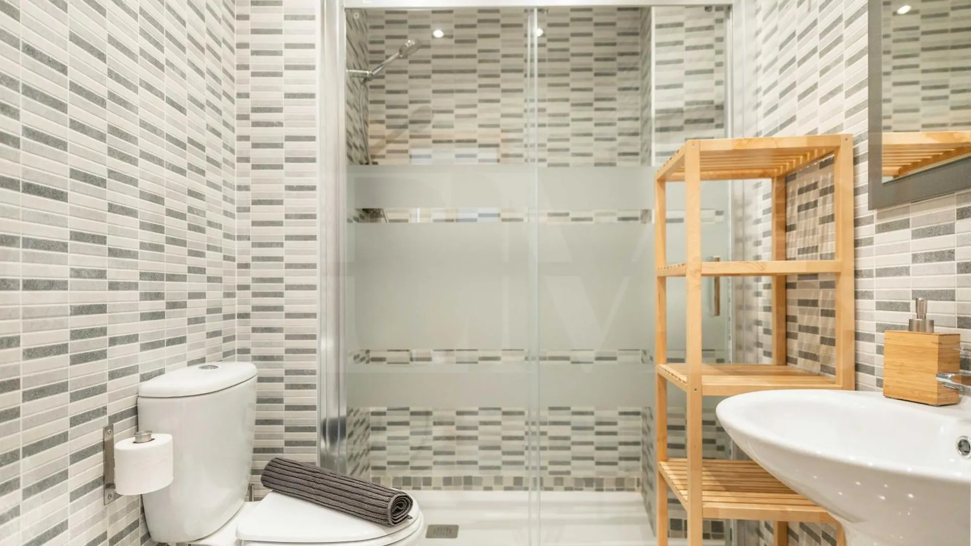 Inviting Apartment In The Center By Rems Malaga